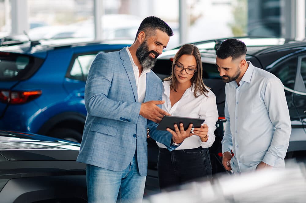 Conseillers TTE Auto accompagnant un client en concession